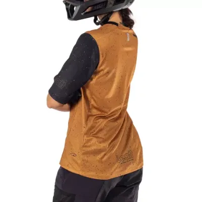 leatt_jersey_womenenduro30_rust_mood2-close_5025107800_686ba2bd60bfa